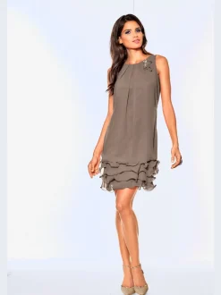 Robe de cocktail à encolure ronde et sans manches avec volants