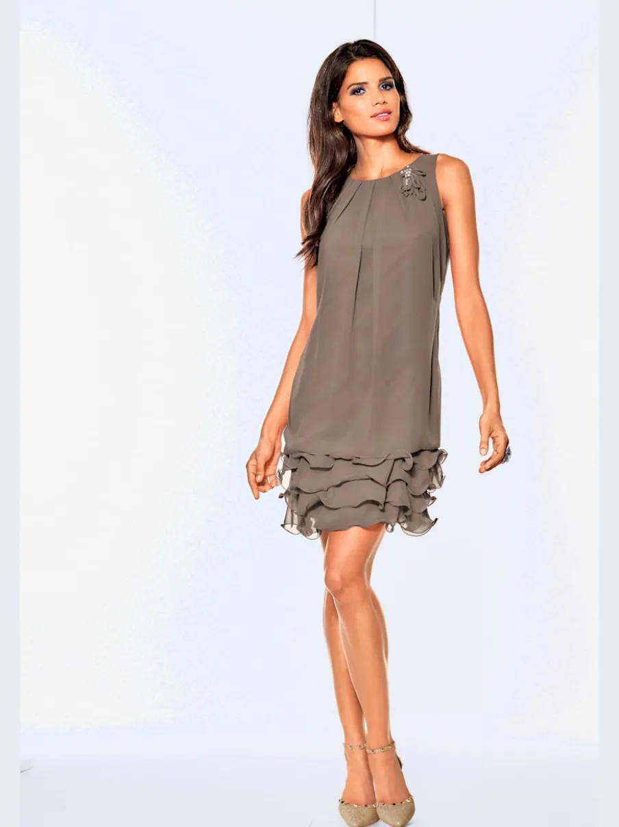 Robe de cocktail à encolure ronde et sans manches avec volants