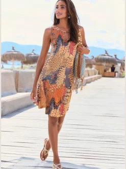 Robe de plage avec accessoire décoratif à l'encolure