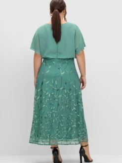 Robe de soirée tissu léger brodé