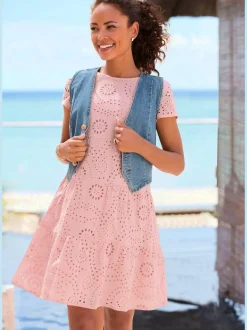 Robe d'été avec broderie ajourée à manches courtes