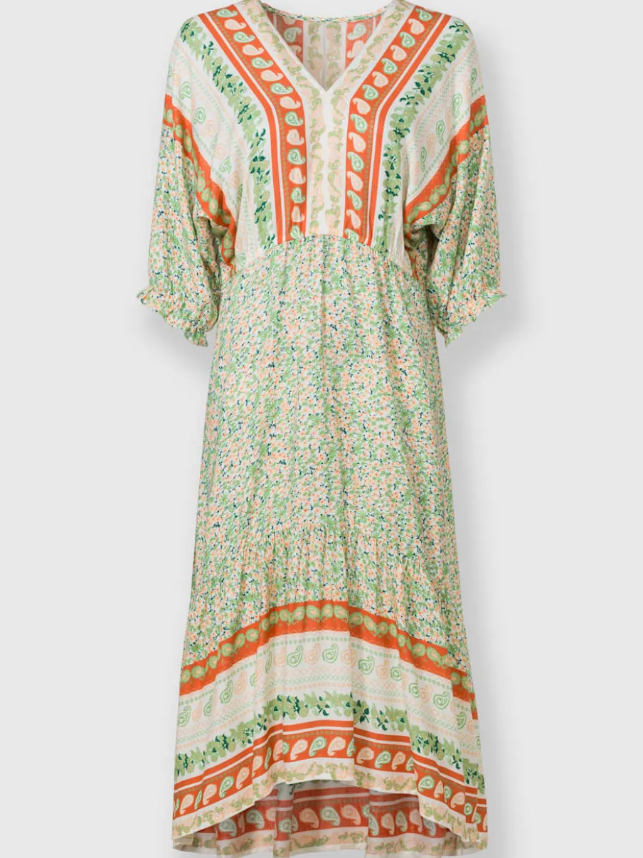 Robe d'été avec encolure en V et manches chauve-souris