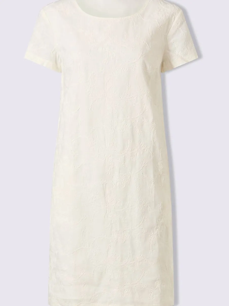 Robe d'été avec encolure ronde et broderie florale