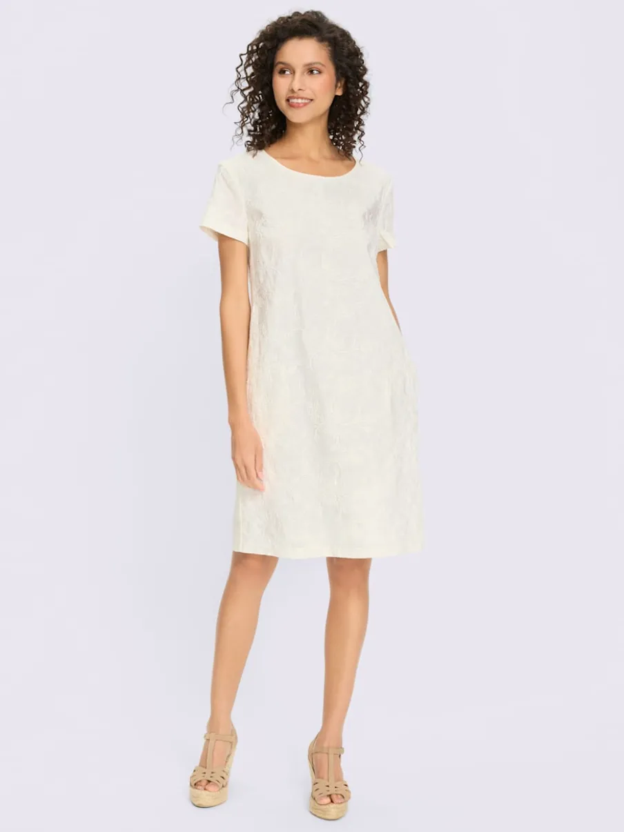 Robe d'été avec encolure ronde et broderie florale