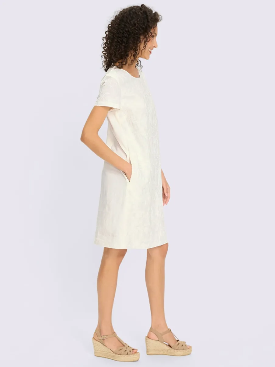 Robe d'été avec encolure ronde et broderie florale