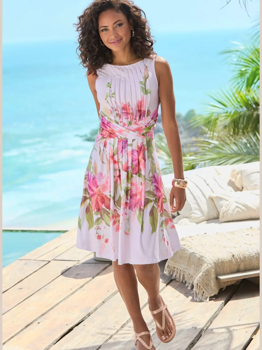 Robe d'été avec motif floral et détails plissés devant