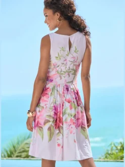 Robe d'été avec motif floral et détails plissés devant