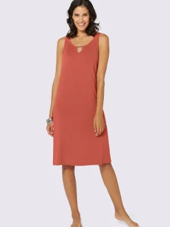 Robe d'été décontractée avec fente et boucle élégante
