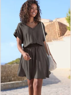 Robe d'été à encolure en V et smockée à la taille