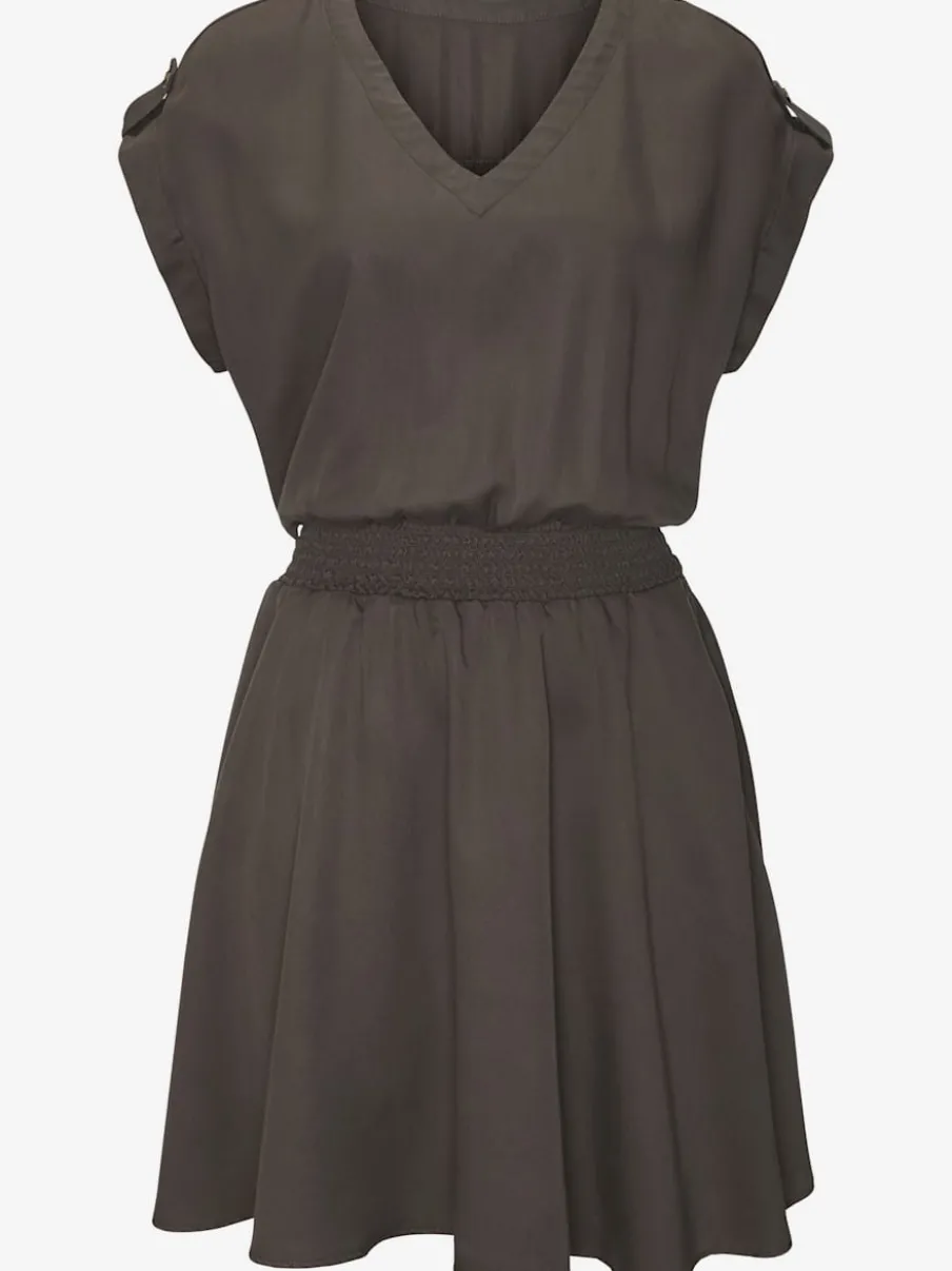Robe d'été à encolure en V et smockée à la taille