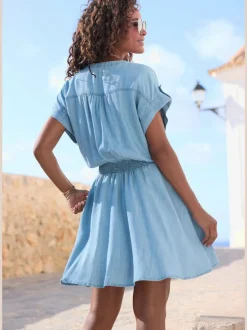 Robe d'été à encolure en V et smockée à la taille