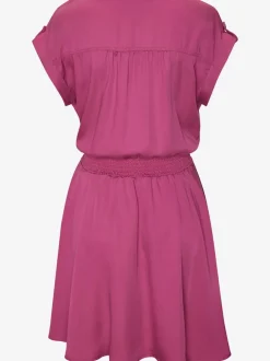 Robe d'été à encolure en V et smockée à la taille