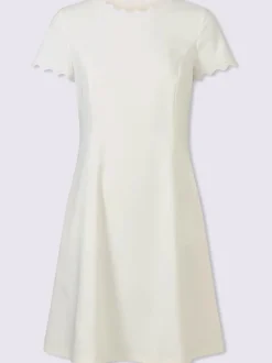 Robe d'été en tissu avec jupe évasée et manches courtes