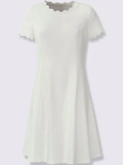 Robe d'été en tissu avec jupe évasée et manches courtes