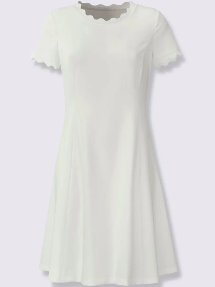 Robe d'été en tissu avec jupe évasée et manches courtes