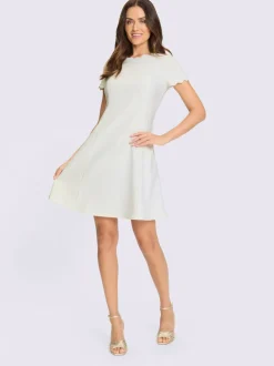 Robe d'été en tissu avec jupe évasée et manches courtes
