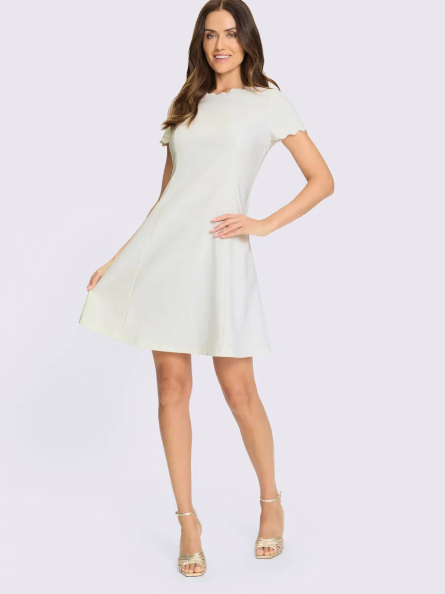 Robe d'été en tissu avec jupe évasée et manches courtes