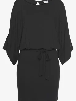 Robe d'été fluide avec larges manches et ceinture