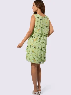 Robe d'été légère avec volants et détails floraux