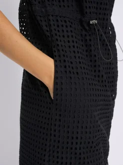 Robe d'été légère à col chemise et broderie ajourée