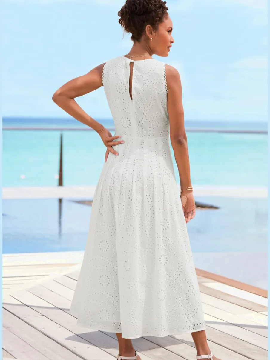 Robe d'été longue sans manches avec dentelle et plis flatteurs