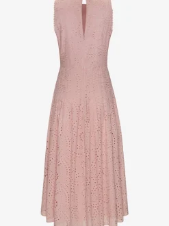 Robe d'été longue sans manches avec dentelle et plis flatteurs