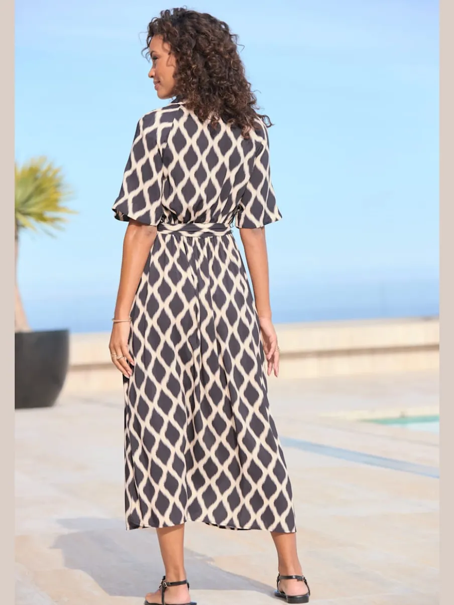 Robe d'été à petit col chemisier avec manches courtes et motif géométrique