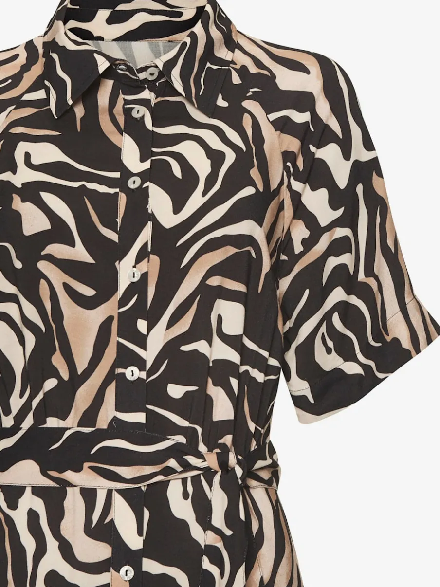 Robe d'été à petit col chemisier avec manches courtes et imprimé animalier