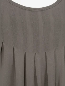 Robe d'été sans manches à motifs floraux avec détails plissés