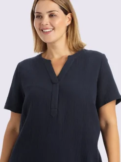 Robe en coton col v avec patte de boutonnage