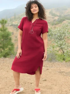 Robe en coton col v avec patte de boutonnage