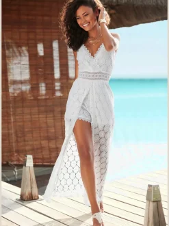 Robe en dentelle avec empiècement et fente avant