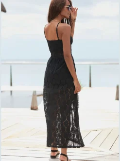 Robe en dentelle avec empiècement et fente avant