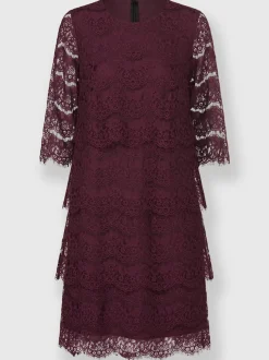 Robe en dentelle avec encolure ronde et manches transparentes
