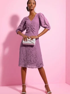 Robe en dentelle à encolure V et manches ballon