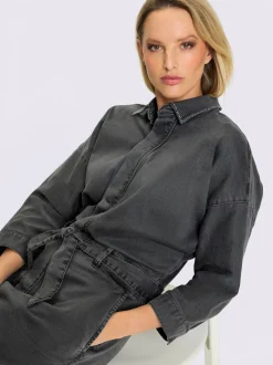 Robe en jean avec col chemise et poches pratiques