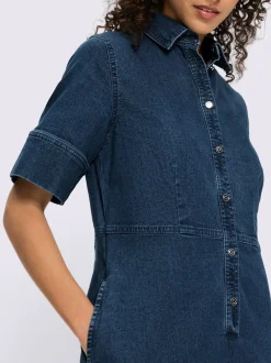 Robe en jean à col chemise et manches courtes avec poches discrètes