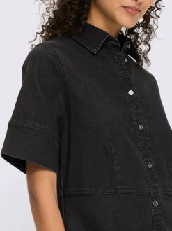 Robe en jean à col chemise et manches courtes avec poches discrètes