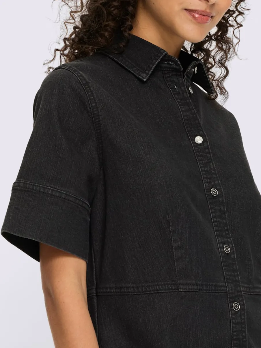 Robe en jean à col chemise et manches courtes avec poches discrètes