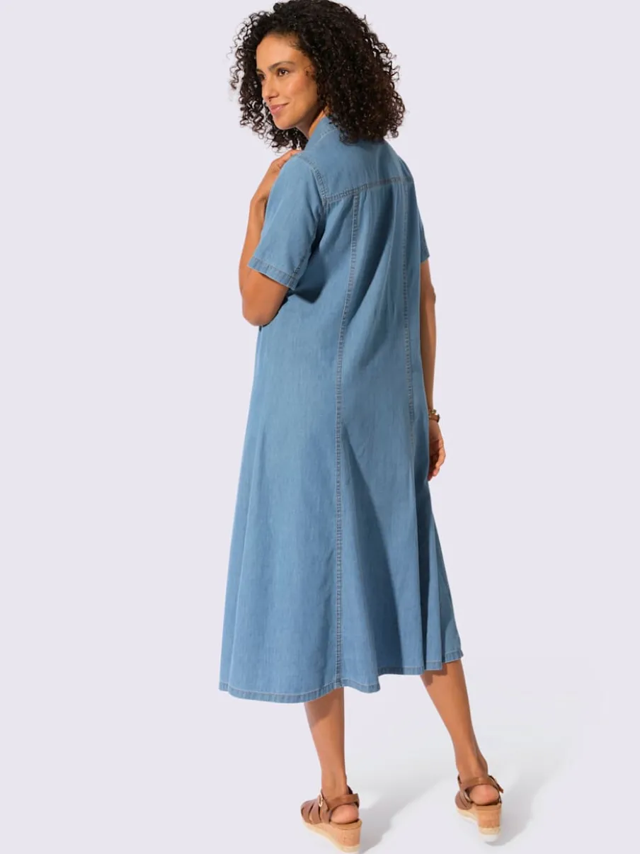 Robe en jean à col chemise et manches courtes avec poches poitrine