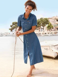 Robe en jean à col chemise et manches courtes avec poches poitrine