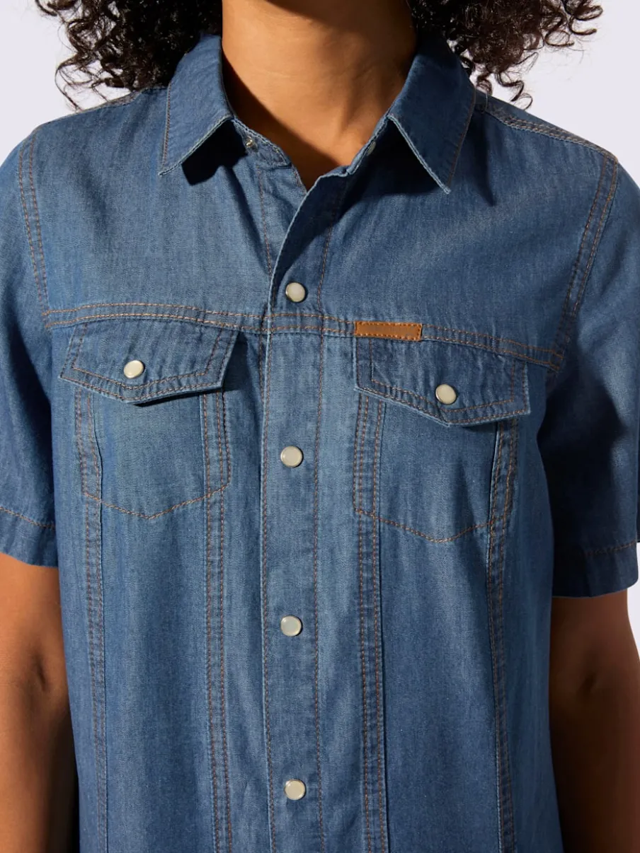 Robe en jean à col chemise et manches courtes avec poches poitrine