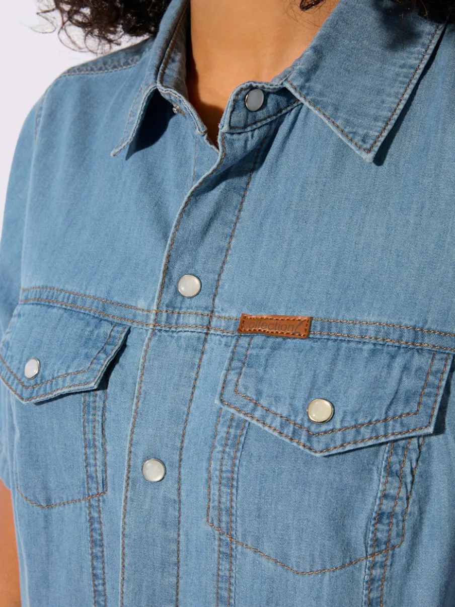 Robe en jean à col chemise et manches courtes avec poches poitrine