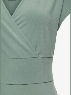 Robe en jersey avec col V et manches courtes à coupe cintrée