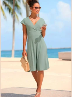 Robe en jersey avec col V et manches courtes à coupe cintrée