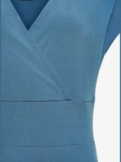 Robe en jersey avec col V et manches courtes à coupe cintrée