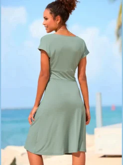 Robe en jersey avec col V et manches courtes à coupe cintrée