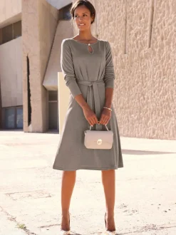 Robe en jersey avec encolure ronde et ceinture à nouer