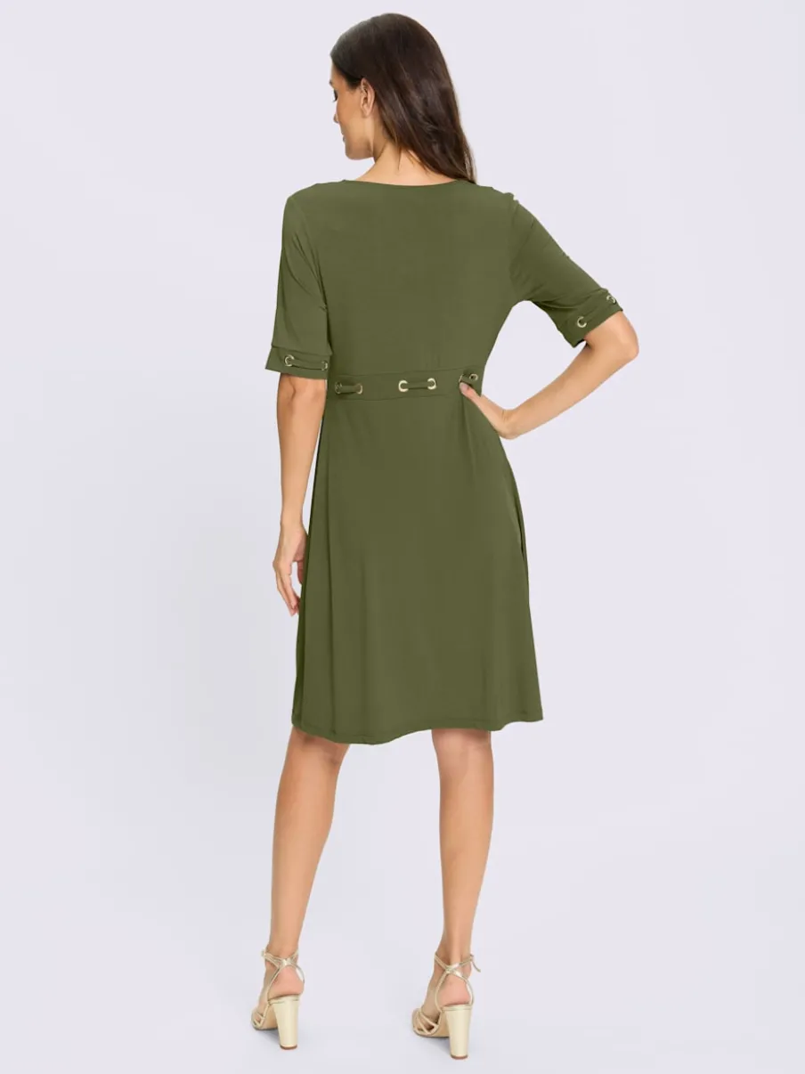 Robe en jersey avec œillets et détails à la taille