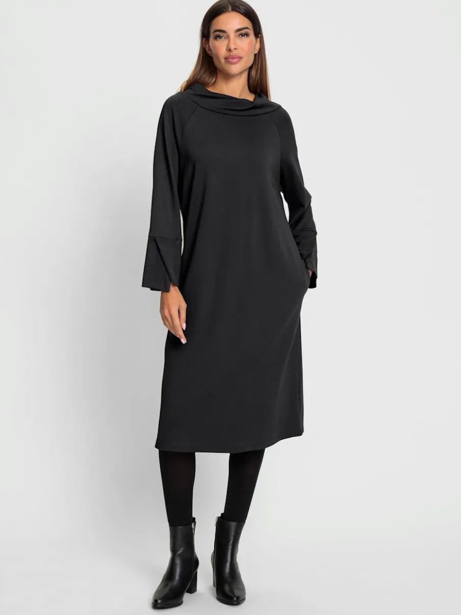 Robe en jersey fluide avec large col montant et poches